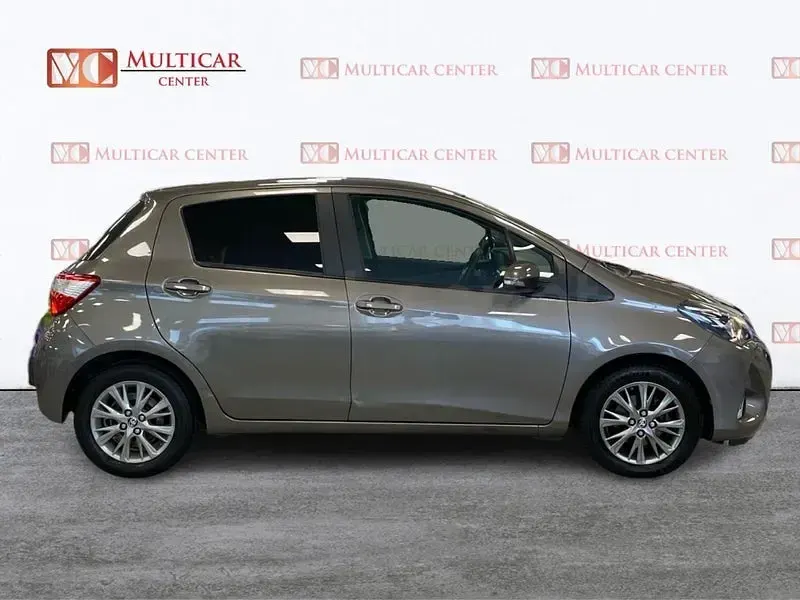 Usado Toyota Yaris Active 69 CV (50 kW) 2018 Gris / plata Berlina
