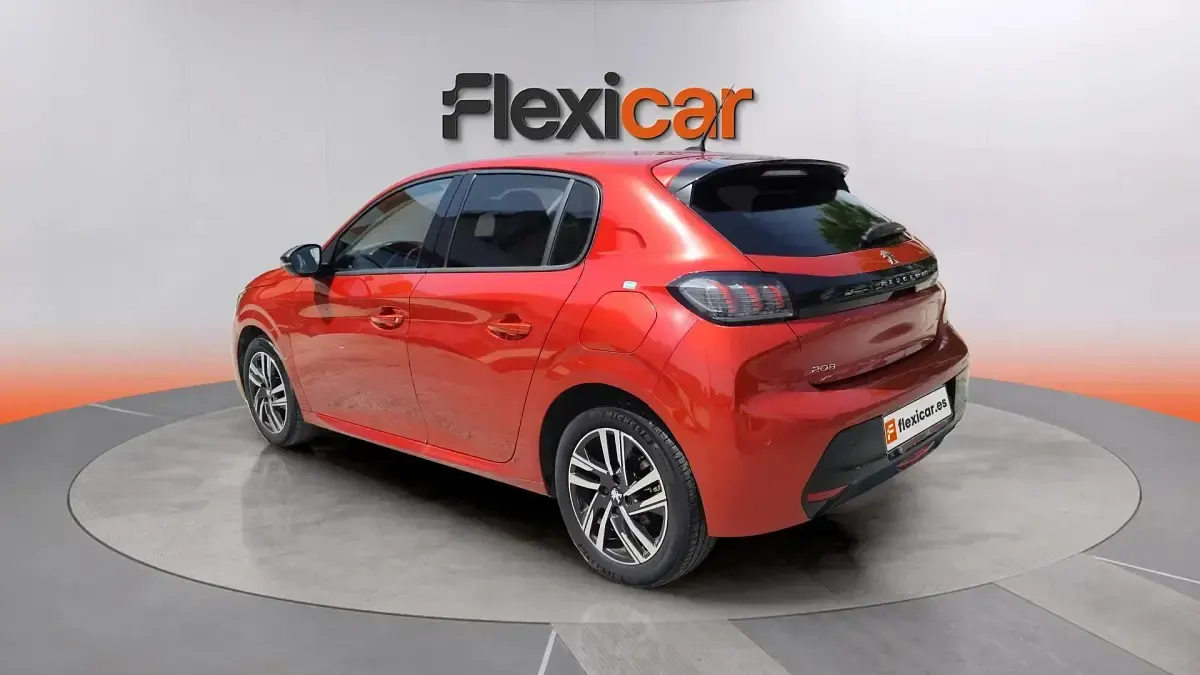 Usado Peugeot 208 Allure 101 CV (74 kW) 2023 Rojo Utilitario