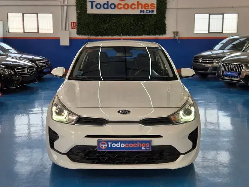 Usado Kia Rio 84 CV (61 kW) 2022 Blanco Berlina
