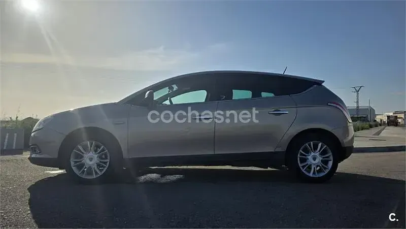Usado Lancia Delta 120 CV (88 kW) 2010 Beige Utilitario