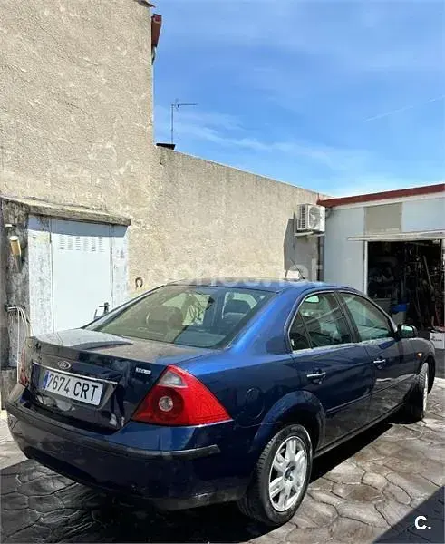 Usado Ford Mondeo Ghia 130 CV (95 kW) 2004 Azul Berlina