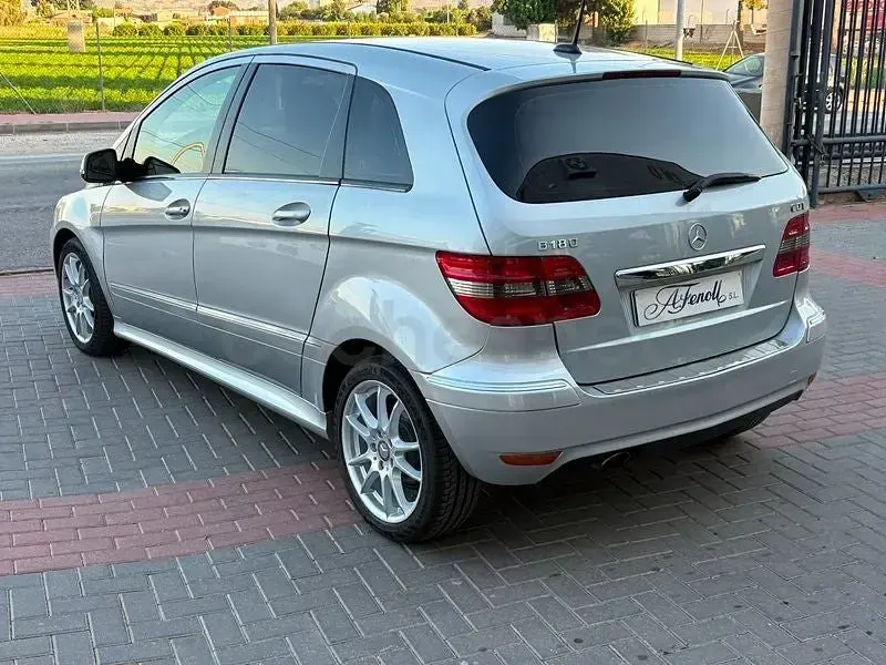 Usado Mercedes B180 109 CV (80 kW) 2009 Gris / plata Monovolumen