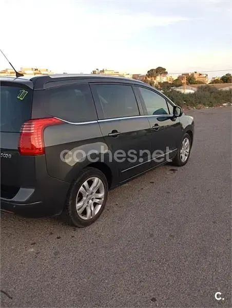 Usado Peugeot 5008 Style 115 CV (84 kW) 2013 Negro Monovolumen