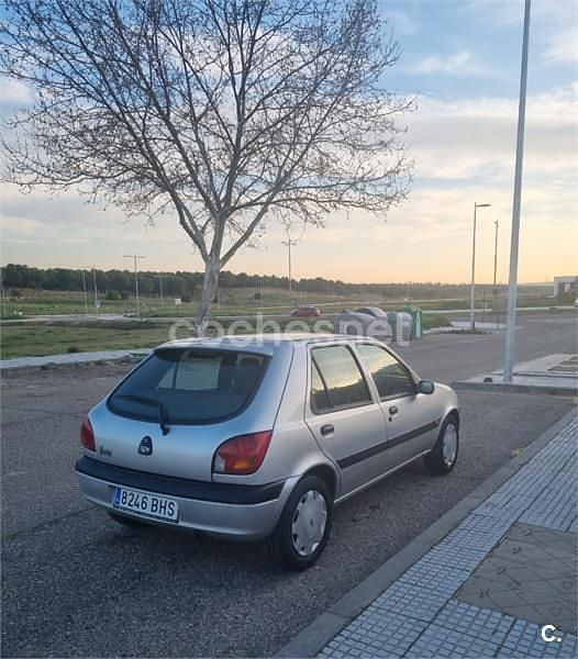 Usado Ford Fiesta Trend 60 CV (44 kW) 2002 Gris / plata Utilitario