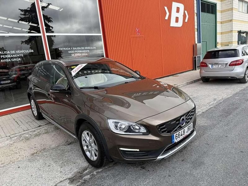 Usado Volvo V60 CC Momentum 150 CV (110 kW) 2016 Burdeos Familiar