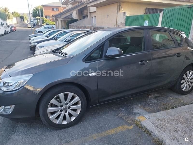 Gris / plata Usado 2010 Opel Astra Enjoy Berlina | 4500 € (Precio justo) - Imagen 1/4