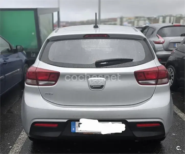 Usado Kia Rio Sport 84 CV (61 kW) 2022 Gris / plata Berlina