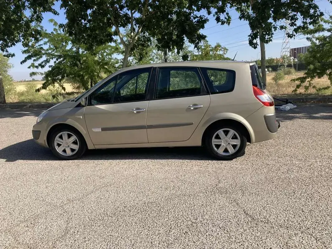 Usado Renault Grand Scénic II Dynamique 131 CV (96 kW) 2006 Gris Monovolumen