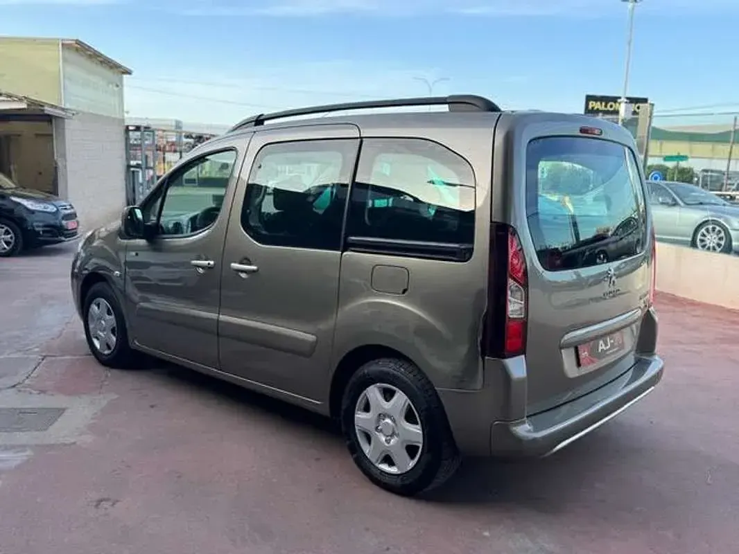 Usado Peugeot TePee Outdoor 92 CV (67 kW) 2015 Marrón Van