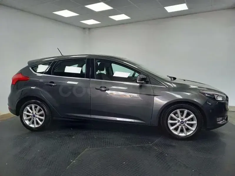 Usado Ford Focus Titanium 126 CV (92 kW) 2018 Gris Berlina