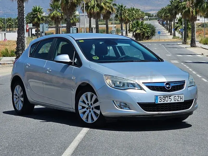 Usado Opel Astra Cosmo 110 CV (80 kW) 2011 Gris / plata Berlina