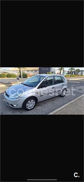 Usado Ford Fiesta 80 CV (58 kW) 2004 Gris / plata Utilitario
