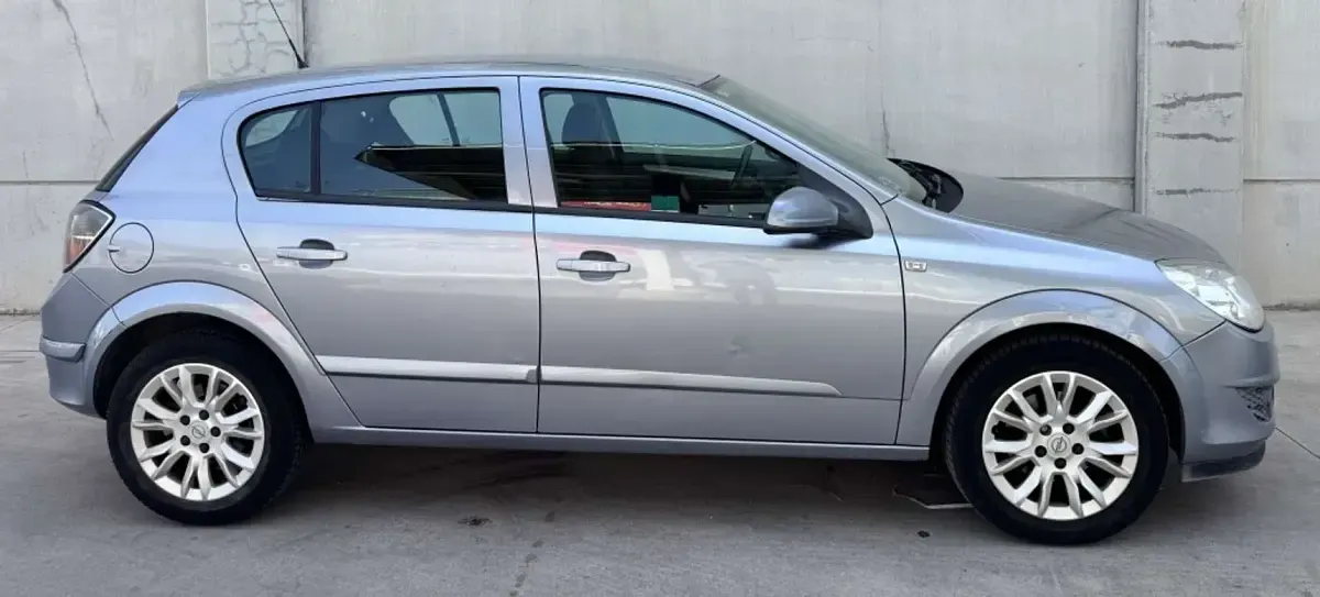 Usado Opel Astra Cosmo 110 CV (80 kW) 2009 Gris Utilitario