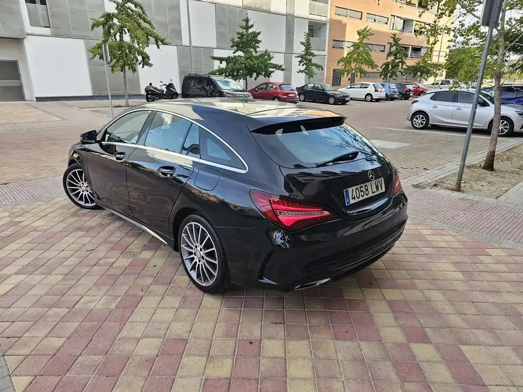 Usado Mercedes CLA200 Shooting Brake AMG line 136 CV (100 kW) 2017 Negro Familiar