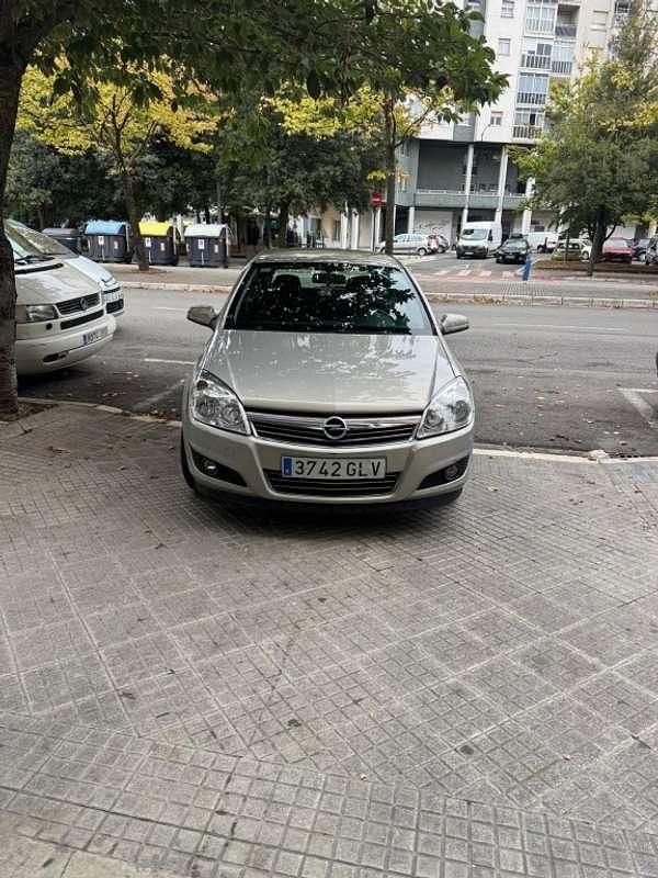 Plateado Usado 2009 Opel Astra Energy Utilitario | 5500 € (Precio justo) - Imagen 1/1