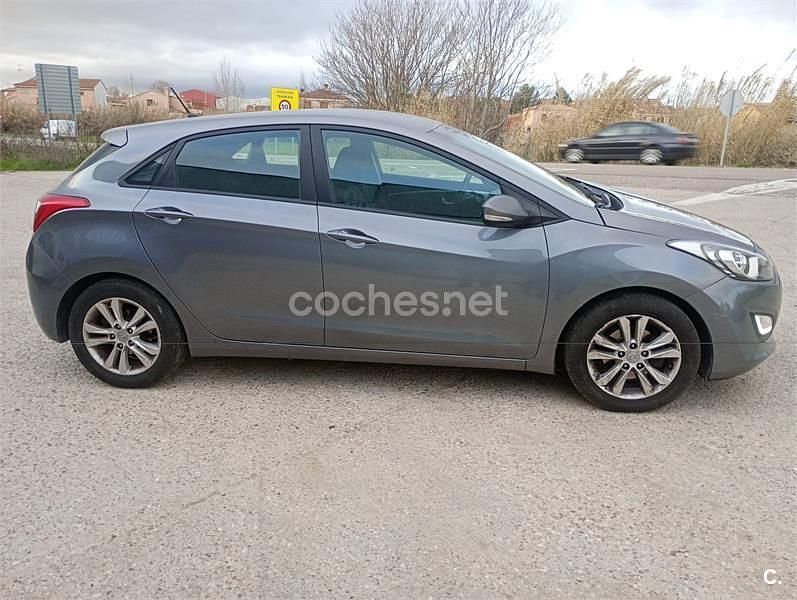 Usado Hyundai i30 110 CV (80 kW) 2014 Gris / plata Berlina