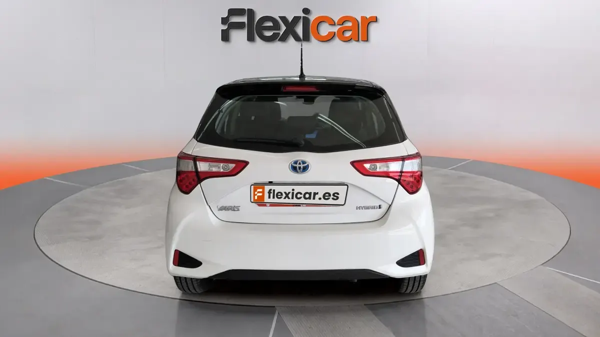 Usado Toyota Yaris Hybrid Active 100 CV (73 kW) 2019 Blanco Berlina