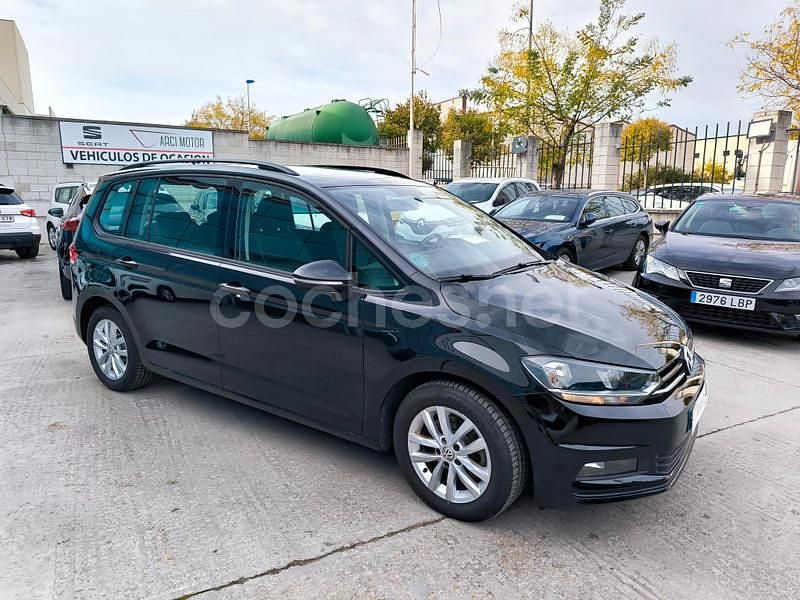Usado VW Touran Business 115 CV (84 kW) 2018 Negro Monovolumen
