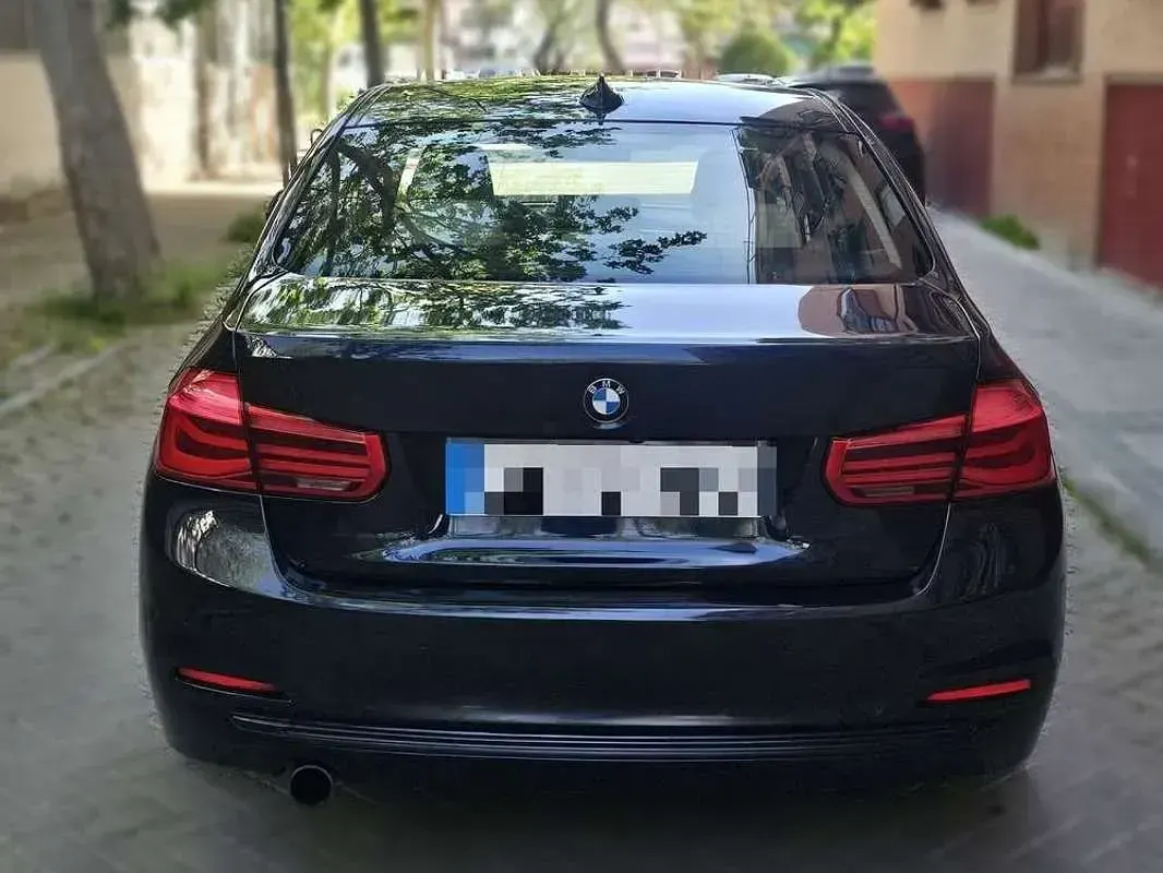 Usado BMW 318 150 CV (110 kW) 2016 Azul Berlina