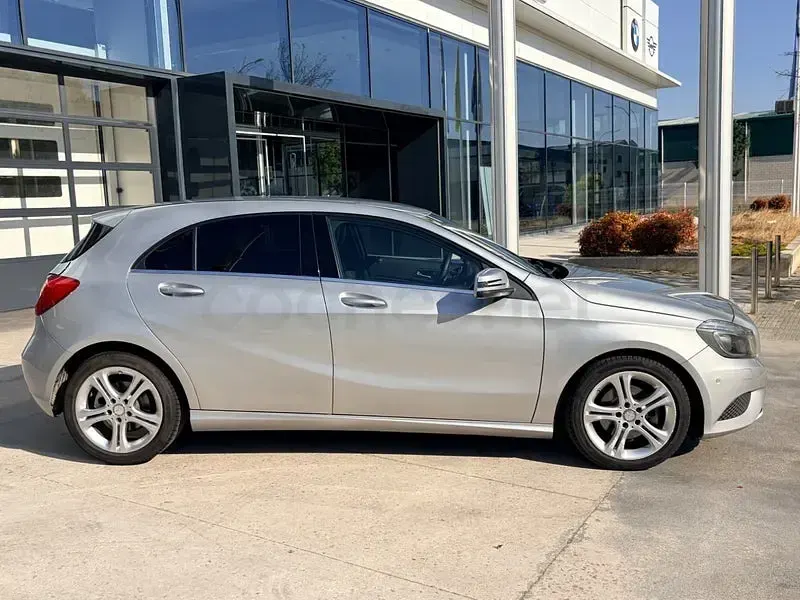 Usado Mercedes A200 Style 136 CV (100 kW) 2015 Gris / plata Utilitario