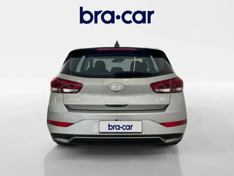 Usado Hyundai i30 100 CV (73 kW) 2024 Gris / plata Berlina