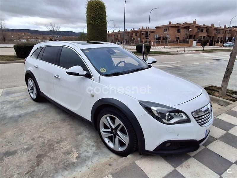 Usado Opel Insignia Country Tourer 195 CV (143 kW) 2014 Blanco Familiar