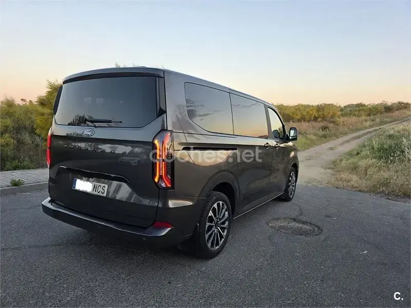Usado Ford Tourneo Titanium X 170 CV (125 kW) 2025 Gris / plata Monovolumen
