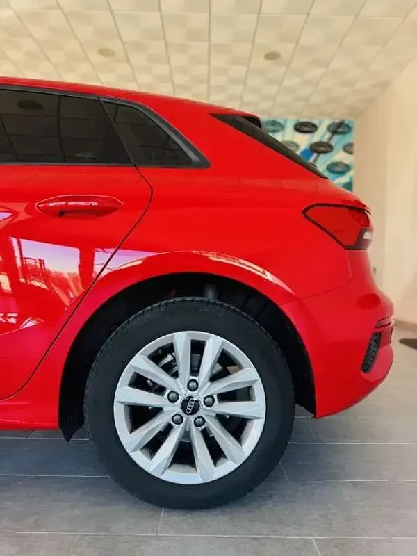 Usado Audi A3 Sportback 116 CV (85 kW) 2023 Rojo Utilitario