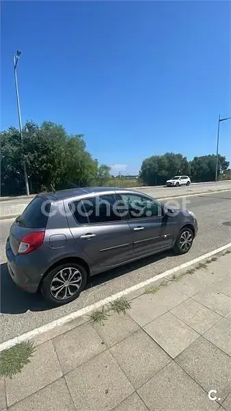 Usado Renault Clio II 70 CV (51 kW) 2010 Gris / plata Berlina