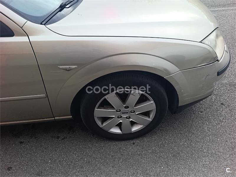 Usado Ford Mondeo Ghia 130 CV (95 kW) 2004 Beige Berlina