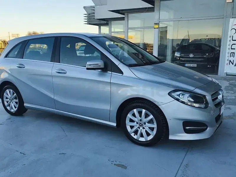 Begagnad Mercedes B180 109 HK (80 kW) 2018 Grå Minibuss