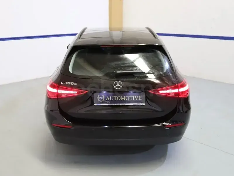 Usado Mercedes C300e 313 CV (230 kW) 2022 Negro Familiar
