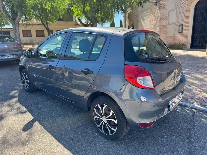 Usado Renault Clio II Authentique 75 CV (55 kW) 2011 Gris / plata Berlina