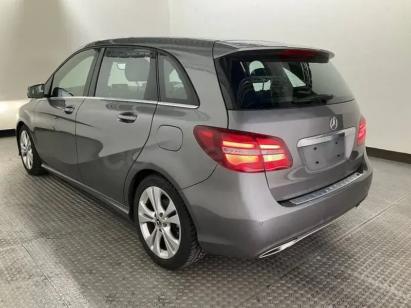 Usado Mercedes B180 122 CV (89 kW) 2017 Gris / plata Utilitario