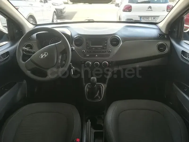 Usado Hyundai i10 66 CV (48 kW) 2017 Granate Utilitario
