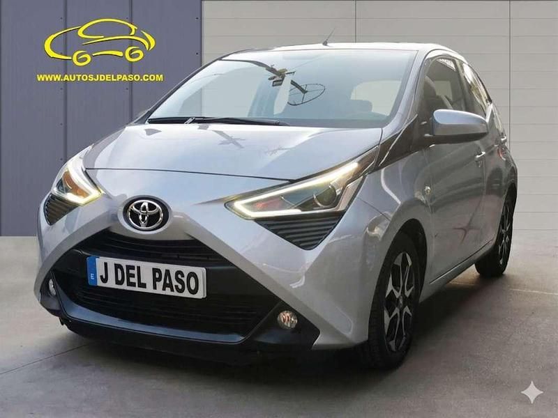 Usado Toyota Aygo X-play 72 CV (52 kW) 2021 Gris Utilitario