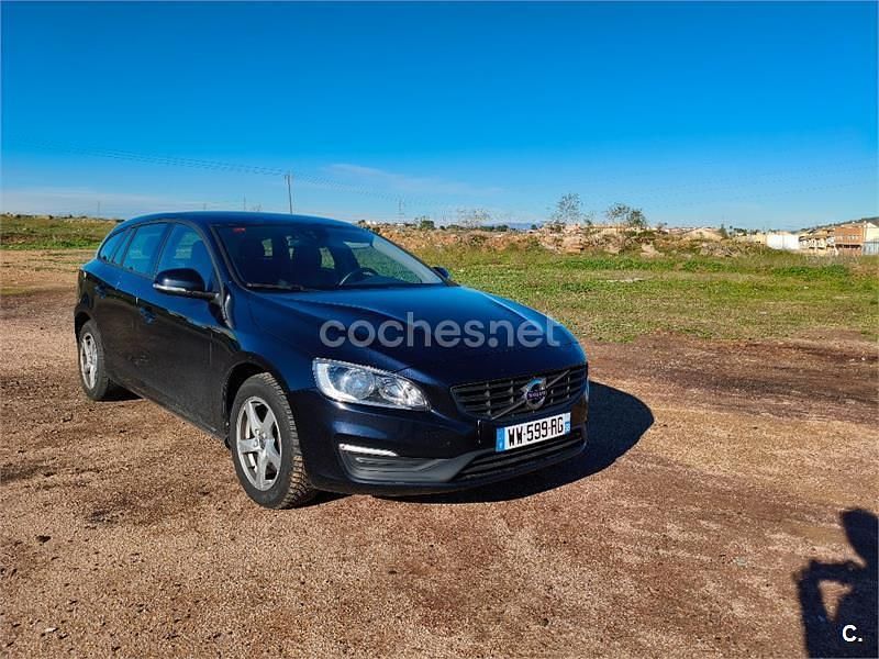 Usado Volvo V60 Kinetic 120 CV (88 kW) 2017 Azul Familiar
