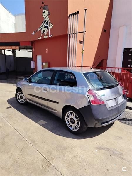 Usado Fiat Stilo Dynamic 103 CV (75 kW) 2002 Gris / plata Berlina