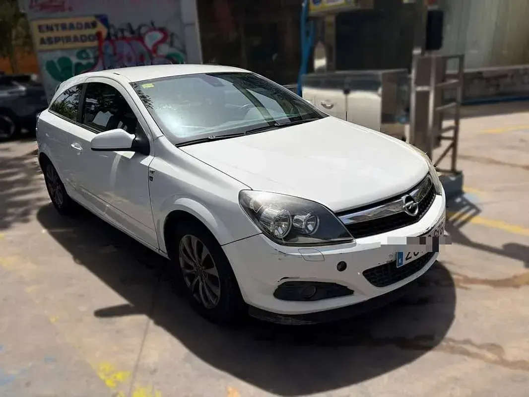 Usado Opel Astra GTC 110 CV (80 kW) 2010 Blanco Utilitario