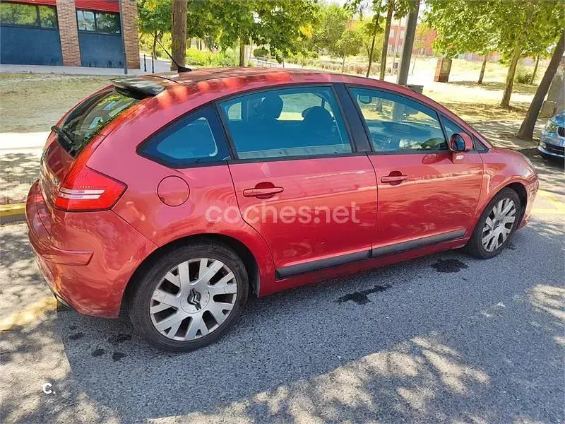Usado Citroën C4 110 CV (80 kW) 2006 Granate Berlina