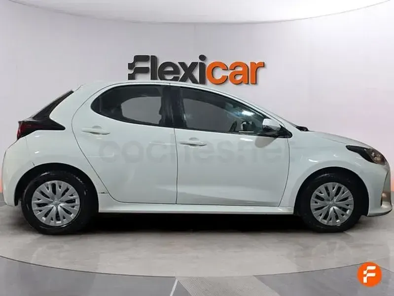 Usado Toyota Yaris Hybrid Active 116 CV (85 kW) 2023 Blanco Berlina