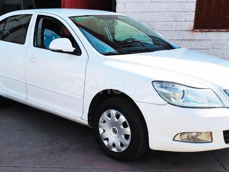 Blanco Usado 2012 Skoda Octavia Ambition Berlina | 3999 € - Imagen 1/4