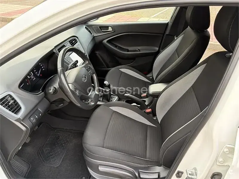 Usado Hyundai i20 84 CV (61 kW) 2017 Blanco Berlina