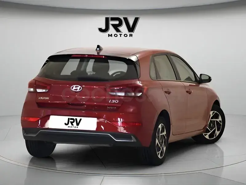 Usado Hyundai i30 100 CV (73 kW) 2025 Rojo Berlina