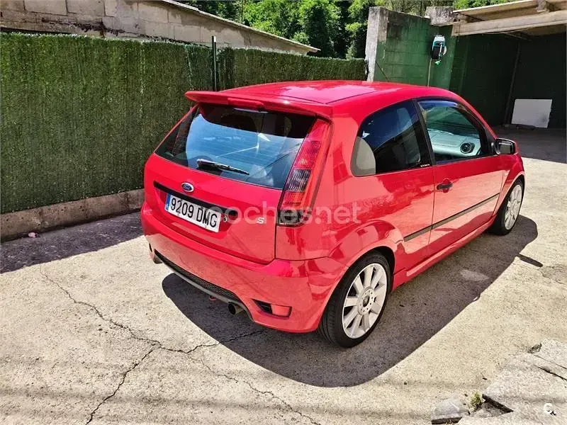 Usado Ford Fiesta Sport 100 CV (73 kW) 2005 Rojo Utilitario