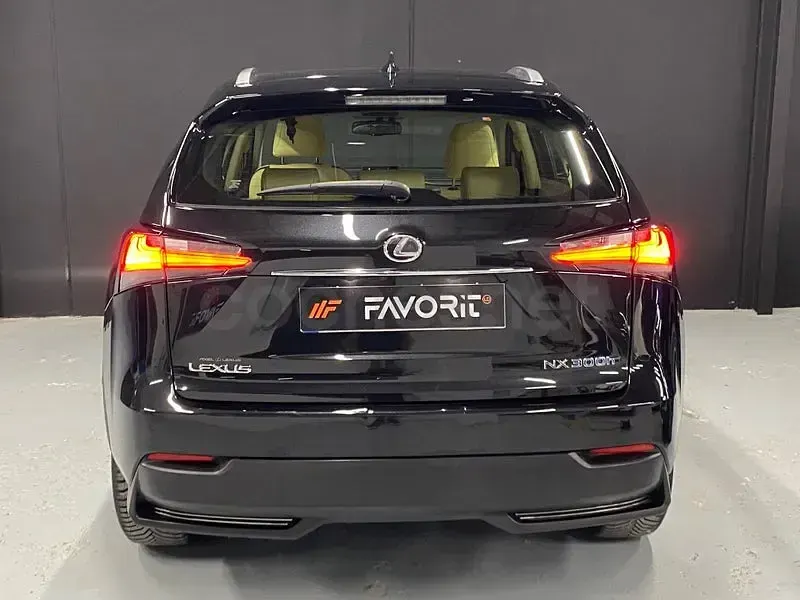 Usado Lexus NX300h Executive Line 197 CV (144 kW) 2017 Negro SUV