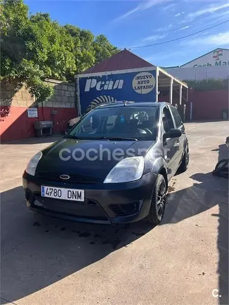 Usado Ford Fiesta 100 CV (73 kW) 2005 Negro Utilitario