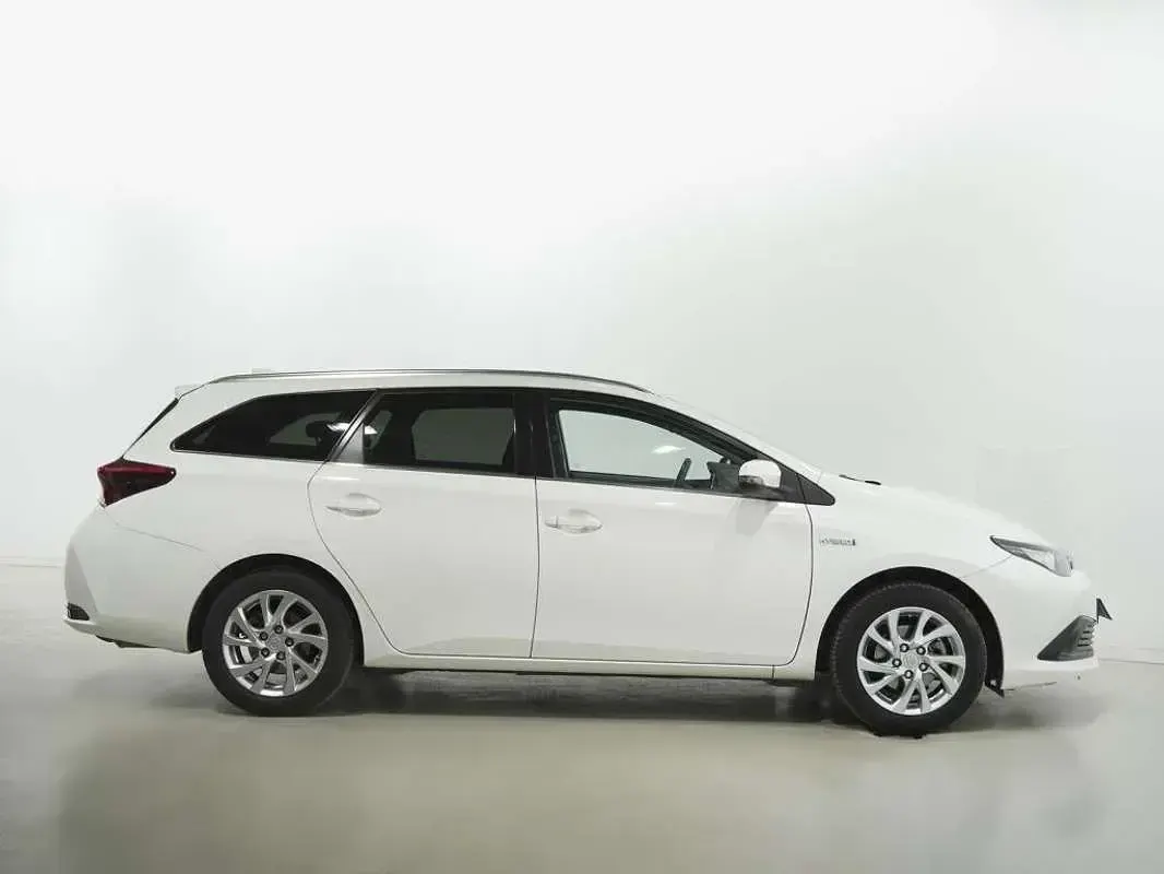 Usado Toyota Auris Hybrid Active 136 CV (100 kW) 2016 Blanco Familiar