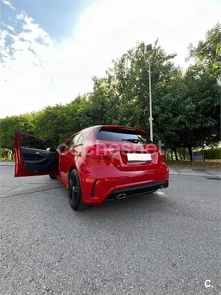Usado Mercedes A180 AMG line 122 CV (89 kW) 2014 Rojo Utilitario