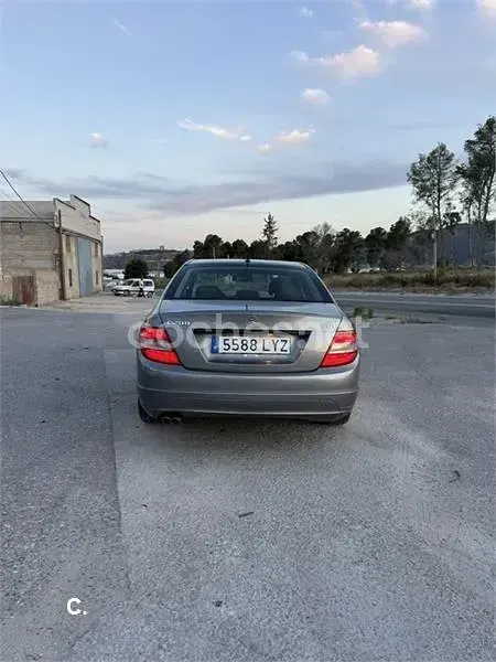 Usado Mercedes C200 136 CV (100 kW) 2009 Gris / plata Berlina
